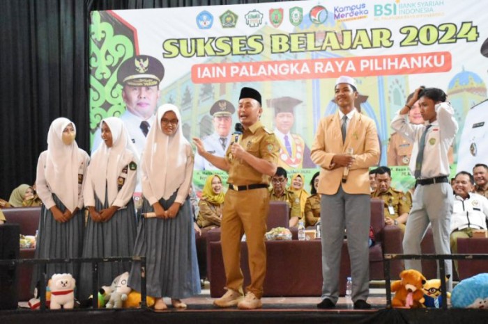 Gubernur Kalteng Sugianto Sabran berbincang dengan pelajar di Kota Sampit, Senin (22/1/2024). [ANTARA/HO-Biro Adpim Pemprov Kalteng]