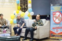 Kepala Kantor Pelayanan Kekayaan Negara dan Lelang (KPKNL) Palangka Raya, Fredy Hirmawanto (kanan). [ANTARA/Muhammad Arif H]