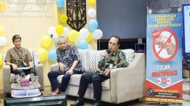 Kepala Kantor Pelayanan Kekayaan Negara dan Lelang (KPKNL) Palangka Raya, Fredy Hirmawanto (kanan). [ANTARA/Muhammad Arif H]