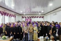 Anggota MPR RI dari kelompok DPD RI Agustin Teras Narang foto bersama dengan pimpinan dan tenaga pengajar serta para mahasiswa STIE Muara Teweh, Rabu (24/1/2024). [ANTARA/HO-Tim Teras Narang]