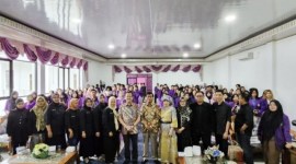 Anggota MPR RI dari kelompok DPD RI Agustin Teras Narang foto bersama dengan pimpinan dan tenaga pengajar serta para mahasiswa STIE Muara Teweh, Rabu (24/1/2024). [ANTARA/HO-Tim Teras Narang]