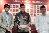 Ketua KPU RI Hasyim Asy'ari (tengah) bersama dengan anggota KPU RI August Mellaz (kiri) dan Yulianto Sudrajat (kanan) berfoto bersama usai melakukan konferensi pers di Kantor KPU RI, Jakarta Pusat, Jumat (5/1/2024). [ANTARA/Hana Kinarina]