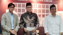 Ketua KPU RI Hasyim Asy'ari (tengah) bersama dengan anggota KPU RI August Mellaz (kiri) dan Yulianto Sudrajat (kanan) berfoto bersama usai melakukan konferensi pers di Kantor KPU RI, Jakarta Pusat, Jumat (5/1/2024). [ANTARA/Hana Kinarina]