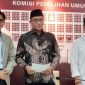 Ketua KPU RI Hasyim Asy'ari (tengah) bersama dengan anggota KPU RI August Mellaz (kiri) dan Yulianto Sudrajat (kanan) berfoto bersama usai melakukan konferensi pers di Kantor KPU RI, Jakarta Pusat, Jumat (5/1/2024). [ANTARA/Hana Kinarina]