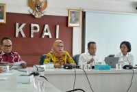 Ketua KPAI Ai Maryati Solihah (dua dari kiri) dalam konferensi pers tentang laporan akhir tahun KPAI tahun 2023 di Jakarta, Senin (22/1/2024). [ANTARA/Lintang Budiyanti P]