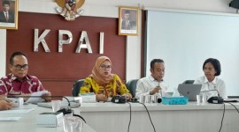 Ketua KPAI Ai Maryati Solihah (dua dari kiri) dalam konferensi pers tentang laporan akhir tahun KPAI tahun 2023 di Jakarta, Senin (22/1/2024). [ANTARA/Lintang Budiyanti P]