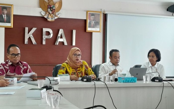 Ketua KPAI Ai Maryati Solihah (dua dari kiri) dalam konferensi pers tentang laporan akhir tahun KPAI tahun 2023 di Jakarta, Senin (22/1/2024). [ANTARA/Lintang Budiyanti P]