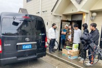 Penyaluran bantuan logistik tim KBRI Tokyo kepada WNI terdampak di Prefektur Ishikawa, Sabtu (6/1/2024). [HO-KBRI Tokyo]