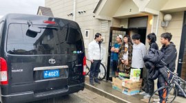 Penyaluran bantuan logistik tim KBRI Tokyo kepada WNI terdampak di Prefektur Ishikawa, Sabtu (6/1/2024). [HO-KBRI Tokyo]