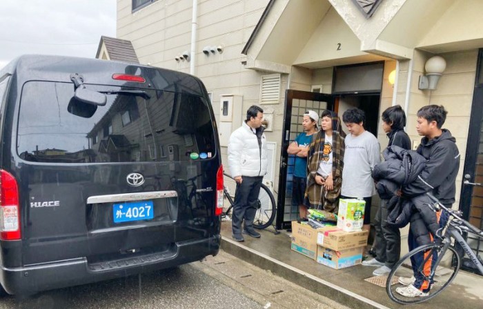Penyaluran bantuan logistik tim KBRI Tokyo kepada WNI terdampak di Prefektur Ishikawa, Sabtu (6/1/2024). [HO-KBRI Tokyo]