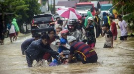 Badan Nasional Penanggulangan Bencana (BNPB) menyebut ada 17 bencana mulai dari kecil hingga besar terjadi setiap hari sepanjang 2023. Ilustrasi -- Sejumlah relawan membantu pengendara sepeda motor agar tidak terbawa arus saat melintas di Jalan Ahmad Yani, Kabupaten Banjar, Kalimantan Selatan, pada Jumat 15 Januari 2021. [ANTARA Foto/Bayu Pratama S]