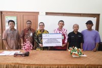 Bank Kalsel memberikan sumbangan uang tunai sebesar Rp13 juta kepada enam Kepala Keluarga (KK) yang terdampak akibat kebakaran tersebut. Bantuan secara langsung diserahkan oleh Direktur UPZ Bank Kalsel, M Fajri Muhtadi kepada perwakilan warga yang terkena musibah, Zaini. (Foto - humasbankkalsel)