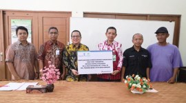 Bank Kalsel memberikan sumbangan uang tunai sebesar Rp13 juta kepada enam Kepala Keluarga (KK) yang terdampak akibat kebakaran tersebut. Bantuan secara langsung diserahkan oleh Direktur UPZ Bank Kalsel, M Fajri Muhtadi kepada perwakilan warga yang terkena musibah, Zaini. (Foto - humasbankkalsel)