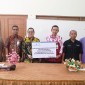 Bank Kalsel memberikan sumbangan uang tunai sebesar Rp13 juta kepada enam Kepala Keluarga (KK) yang terdampak akibat kebakaran tersebut. Bantuan secara langsung diserahkan oleh Direktur UPZ Bank Kalsel, M Fajri Muhtadi kepada perwakilan warga yang terkena musibah, Zaini. (Foto - humasbankkalsel)