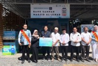 BANTUAN - Kepala Bank Kalsel Cabang Syariah Banjarmasin, Yuanita Evayanti saat menyerahkan bantuankepada Founder Banua Green Hub, Dendy Primanandi bersama Perwakilan Pengelola Masjid Al-Jihad Banjarmasin, H. Taufik Hidayat. Turut menyaksikan Asisten I Pemerintahan dan Kesra, Machli Riyadi, Asisten II Ekonomi dan Pembangunan Setdako Banjarmasin, Madyan, Kabag Keberlanjutan Usaha dan Penanganan Hukum Perusahaan Divisi Sekretaris Perusahaan, Shah Rizky Kurniawan, Kabag Dana dan Kelembagaan Syariah Unit Usaha Syariah. (Foto-Humasbankkalsel)