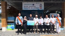 BANTUAN - Kepala Bank Kalsel Cabang Syariah Banjarmasin, Yuanita Evayanti saat menyerahkan bantuankepada Founder Banua Green Hub, Dendy Primanandi bersama Perwakilan Pengelola Masjid Al-Jihad Banjarmasin, H. Taufik Hidayat. Turut menyaksikan Asisten I Pemerintahan dan Kesra, Machli Riyadi, Asisten II Ekonomi dan Pembangunan Setdako Banjarmasin, Madyan, Kabag Keberlanjutan Usaha dan Penanganan Hukum Perusahaan Divisi Sekretaris Perusahaan, Shah Rizky Kurniawan, Kabag Dana dan Kelembagaan Syariah Unit Usaha Syariah. (Foto-Humasbankkalsel)