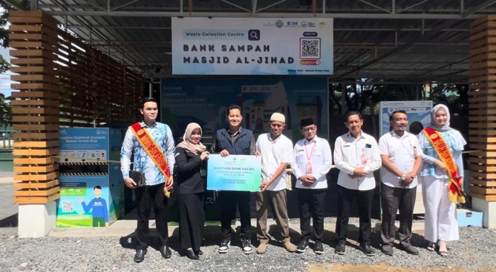 BANTUAN - Kepala Bank Kalsel Cabang Syariah Banjarmasin, Yuanita Evayanti saat menyerahkan bantuankepada Founder Banua Green Hub, Dendy Primanandi bersama Perwakilan Pengelola Masjid Al-Jihad Banjarmasin, H. Taufik Hidayat. Turut menyaksikan Asisten I Pemerintahan dan Kesra, Machli Riyadi, Asisten II Ekonomi dan Pembangunan Setdako Banjarmasin, Madyan, Kabag Keberlanjutan Usaha dan Penanganan Hukum Perusahaan Divisi Sekretaris Perusahaan, Shah Rizky Kurniawan, Kabag Dana dan Kelembagaan Syariah Unit Usaha Syariah. (Foto-Humasbankkalsel)