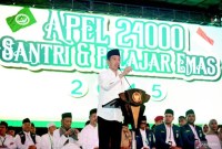 Presiden Joko Widodo saat menghadiri Apel Santri dan Pelajar Emas 2045 di Lapangan Sepak Bola Taman Rekreasi Kalianget, Kabupaten Wonosobo, Jawa Tengah, Senin (22/1/202). [ANTARA/HO-Biro Pers Sekretariat Presiden]