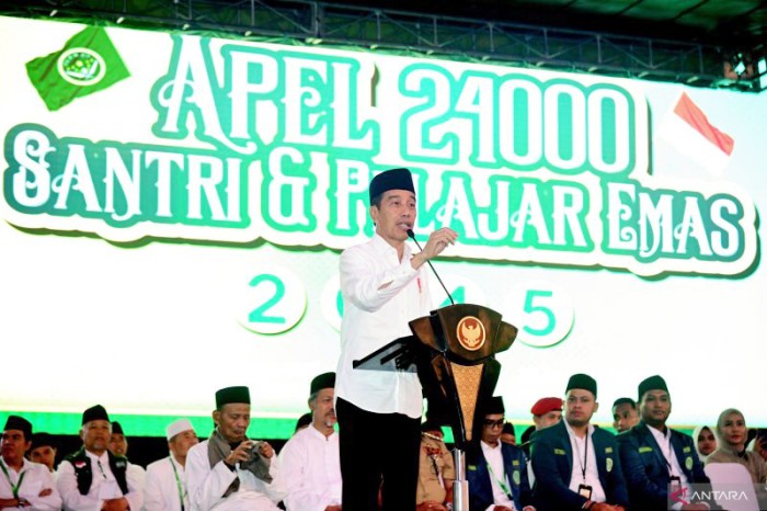 Presiden Joko Widodo saat menghadiri Apel Santri dan Pelajar Emas 2045 di Lapangan Sepak Bola Taman Rekreasi Kalianget, Kabupaten Wonosobo, Jawa Tengah, Senin (22/1/202). [ANTARA/HO-Biro Pers Sekretariat Presiden]