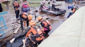Htet Myat Lin (22) WNA asal Myanmr tiga hari dinyatakan hilang di Sungai Barito akhirnya ditemukan tim SAR Gabungan, Rabu (24/1/2024). [Foto: Istimewa]