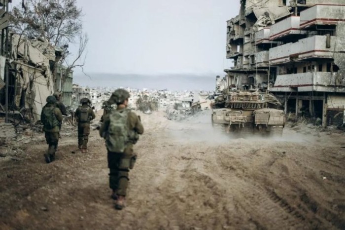 Foto yang dirilis Pasukan Pertahanan Israel (IDF) pada 1 Januari 2024 ini memperlihatkan pasukan Israel melakukan operasi militer di Jalur Gaza. [IDF/HO via Xinhua]