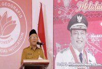 
Staf Ahli Bidang Pemerintahan Politik dan Hukum Pemprov Kalsel Sulkan saat menyampaikan sambutan Gubernur Kalsel H Sahbirin Noor pada kegiatan promosi dan diseminasi indikasi geografis (IG) tahun 2024 yang diselenggarakan Kanwil Kemenkum HAM Kalsel tersebut di Banjarmasin, Senin (22/1/2024). [ANTARA/HO-Adpim Kalsel]