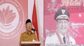 
Staf Ahli Bidang Pemerintahan Politik dan Hukum Pemprov Kalsel Sulkan saat menyampaikan sambutan Gubernur Kalsel H Sahbirin Noor pada kegiatan promosi dan diseminasi indikasi geografis (IG) tahun 2024 yang diselenggarakan Kanwil Kemenkum HAM Kalsel tersebut di Banjarmasin, Senin (22/1/2024). [ANTARA/HO-Adpim Kalsel]