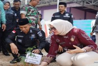 Ketua KPU Kalsel Andi Tenri Sompa saat melakukan penanaman bibit pohon bersama KPPS di Desa Sejahtera, Kabupaten Tanah Bumbu, Minggu (28/1/2024). [ANTARA/Firman]