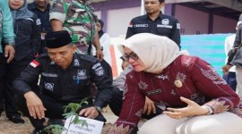 Ketua KPU Kalsel Andi Tenri Sompa saat melakukan penanaman bibit pohon bersama KPPS di Desa Sejahtera, Kabupaten Tanah Bumbu, Minggu (28/1/2024). [ANTARA/Firman]