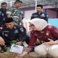 Ketua KPU Kalsel Andi Tenri Sompa saat melakukan penanaman bibit pohon bersama KPPS di Desa Sejahtera, Kabupaten Tanah Bumbu, Minggu (28/1/2024). [ANTARA/Firman]