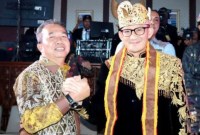Kepala Dinas Pariwisata Kalimantan Selatan Syarifuddin foto bersama dengan Menparekraf Sandiaga Uno usai peluncuran 110 KEN 2024 di Jakarta, Sabtu (27/1/1/2024). [ANTARA/HO-Pemkab Tapin]