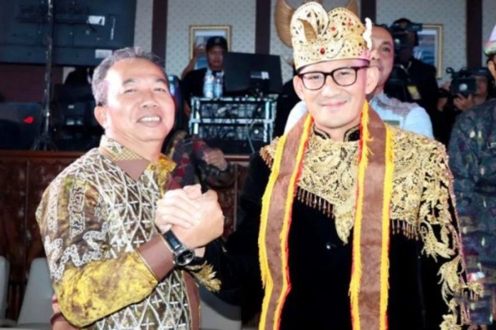 Kepala Dinas Pariwisata Kalimantan Selatan Syarifuddin foto bersama dengan Menparekraf Sandiaga Uno usai peluncuran 110 KEN 2024 di Jakarta, Sabtu (27/1/1/2024). [ANTARA/HO-Pemkab Tapin]