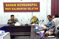Kepala Badan Kesatuan Bangsa dan Politik (Bakesbangpol) Provinsi Kalsel Heriansyah (kiri). (ANTARA/Sukarli)