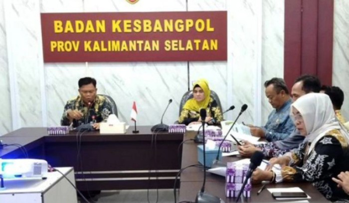 Kepala Badan Kesatuan Bangsa dan Politik (Bakesbangpol) Provinsi Kalsel Heriansyah (kiri). (ANTARA/Sukarli)