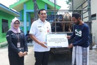 Wali Kota Banjarbaru, HM Aditya Mufti Arifin, saat menyerahkan bantuan kepada Perwakilan Dapur Umum Pendidikan Bersatu, Habib Abdullah, yang didampingi oleh Kepala Bank Kalsel Cabang Banjarbaru, Khairunnisa. (Foto - Humasbankkalsel)
