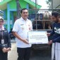 Wali Kota Banjarbaru, HM Aditya Mufti Arifin, saat menyerahkan bantuan kepada Perwakilan Dapur Umum Pendidikan Bersatu, Habib Abdullah, yang didampingi oleh Kepala Bank Kalsel Cabang Banjarbaru, Khairunnisa. (Foto - Humasbankkalsel)