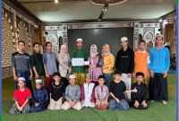 PENYERAHAN BANTUAN - Inilah penyerahan bantuan secara simbolis oleh Kepala Kantor Cabang Ahmad Yani, Shiska Ayu Kresna kepada anak yatim piatu Panti Asuhan Al Khuluqul Hasan Banjarmasin.(Foto Humasbankkalsel)