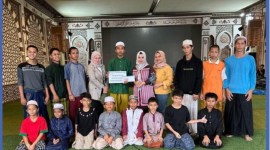 PENYERAHAN BANTUAN - Inilah penyerahan bantuan secara simbolis oleh Kepala Kantor Cabang Ahmad Yani, Shiska Ayu Kresna kepada anak yatim piatu Panti Asuhan Al Khuluqul Hasan Banjarmasin.(Foto Humasbankkalsel)