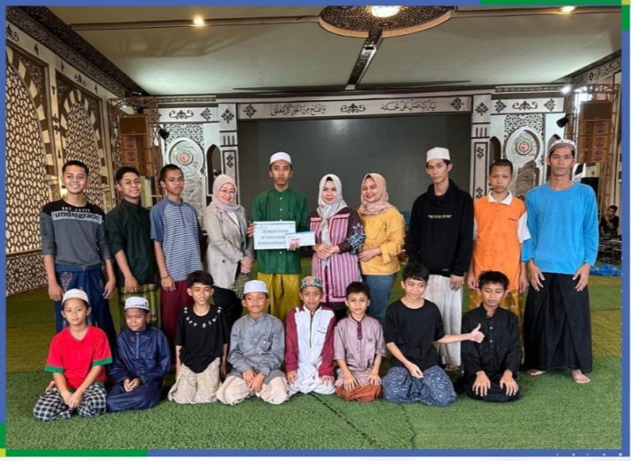 PENYERAHAN BANTUAN - Inilah penyerahan bantuan secara simbolis oleh Kepala Kantor Cabang Ahmad Yani, Shiska Ayu Kresna kepada anak yatim piatu Panti Asuhan Al Khuluqul Hasan Banjarmasin.(Foto Humasbankkalsel)