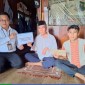 BANTUAN - Inilah penyerahan bantuan secara simbolis oleh Staf UPZ Bank Kalsel kepada Darsani Anang. (Foto Humasbankkalsel)