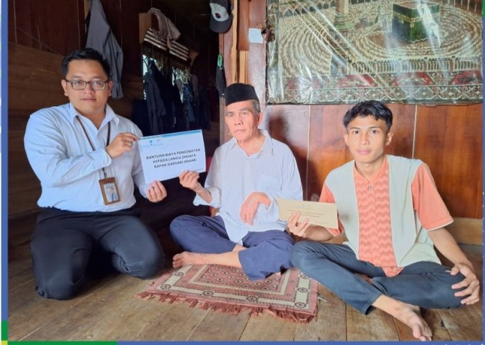 BANTUAN - Inilah penyerahan bantuan secara simbolis oleh Staf UPZ Bank Kalsel kepada Darsani Anang. (Foto Humasbankkalsel)