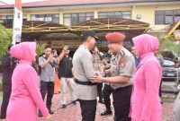 Kapolda Kalsel, Irjen Pol Winarto ucapkan selamat kepada Direktur Reserse Kriminal Khusus  Kombes Pol M Gafur Aditya H Siregar yang mendapatkan kenaikan pangkat. (SuarIndonesia/Humas)