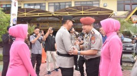 Kapolda Kalsel, Irjen Pol Winarto ucapkan selamat kepada Direktur Reserse Kriminal Khusus  Kombes Pol M Gafur Aditya H Siregar yang mendapatkan kenaikan pangkat. (SuarIndonesia/Humas)