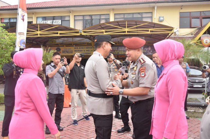 Kapolda Kalsel, Irjen Pol Winarto ucapkan selamat kepada Direktur Reserse Kriminal Khusus  Kombes Pol M Gafur Aditya H Siregar yang mendapatkan kenaikan pangkat. (SuarIndonesia/Humas)