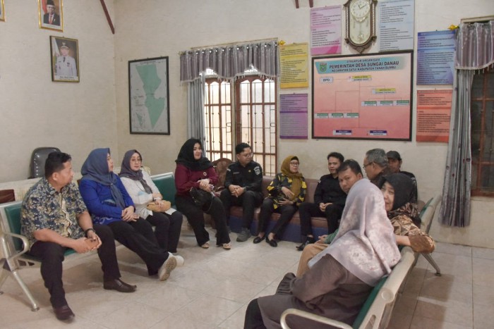 Komisi I DPRD Provinsi Kalsel laksanakan kunjungan kerja (kunker) dalam rangka monitoring pelayanan ke kantor Kepala Desa Sungai Danau, Kecamatan Satui Kabupaten Tanah Bumbu pada Rabu (3/1/2024). (SuarIndonesia/Humas)
