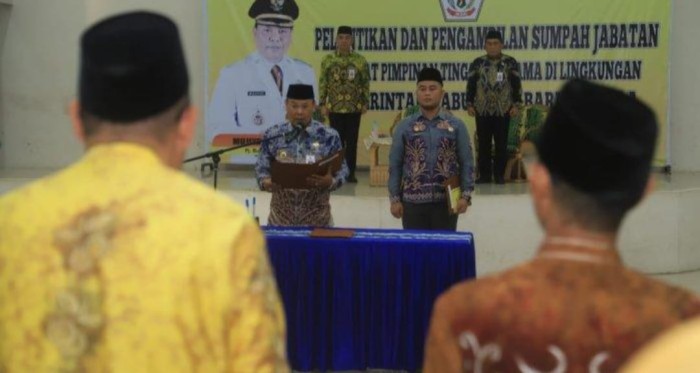 13 pejabat esselon II lingkungan Pemerintah Kabupaten Barito Kuala (Pemkab Batola) dilantik dan diambil sumpah pada  Selasa (2/1/2024). (SuarIndonesia/Humas)