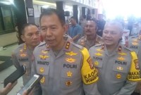 Kapolda Kalsel, Irjen Pol Winarto didampingi Brigjen Pol Rosyanto Yudha serta sejumlah pejabat utama lainnya, kepada wartawan, usai upacara serah terima jabatan (sertijab), Jumat (5/1/2024) (SuarIndonesia/ZI)