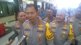 Kapolda Kalsel, Irjen Pol Winarto didampingi Brigjen Pol Rosyanto Yudha serta sejumlah pejabat utama lainnya, kepada wartawan, usai upacara serah terima jabatan (sertijab), Jumat (5/1/2024) (SuarIndonesia/ZI)