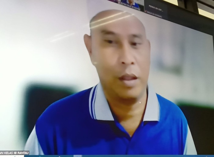 Terdakwa Muliadi mantan Kepala Desa Sawaja Kecamatan Candi Laras Utara Kabupaten Tapin, Kalsel diganjar 15 bulan penjara oleh majelis hakim, Senin (8/1/2024). (SuarIndonesia/HD)