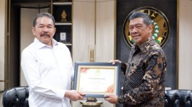 enghargaan Best Achievement Award 2023 dari Rakyat Merdeka diterima Jaksa Agung ST Burhanuddin  *SuarIndonesia/Humas)